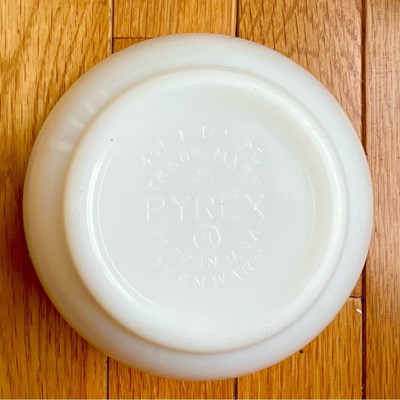 1.5 Pint PYREX 401 Mixing Bowl Serving Bowl Ovenware Milk White - Picture 6 of 16